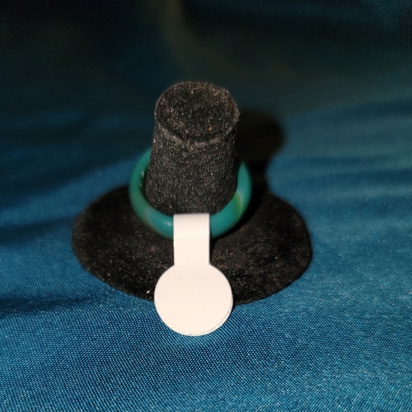 New Elegant Glass Green Ring - Picture 2 of 3